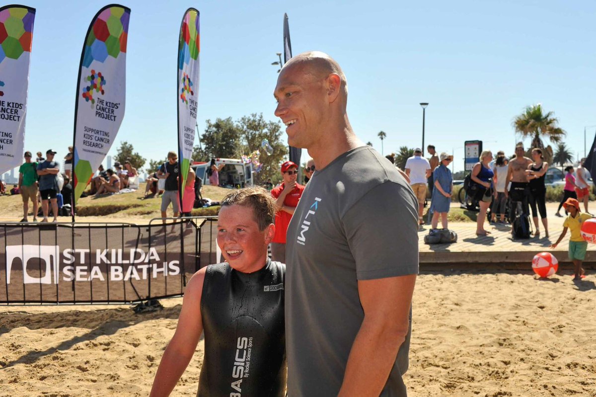 Sweet day for Cooper Edwards at St Kilda - took out the 800m dash and this legend greeted him at the finish 👊
<a href="/MichaelKlimAus/">Michael Klim</a> 
#stkildamile