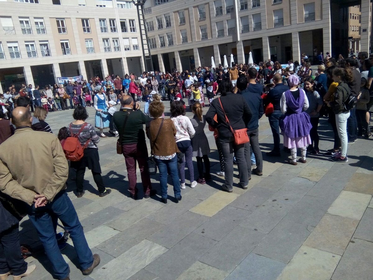 <a href="/EcallePEC/">PEC Arriaga-Ibaiondo</a>  <a href="/kalezkaleVG/">Kalez Kale</a>  <a href="/GasteizkoAEK/">AEK Gasteiz</a>  BATZUK gara!!! Euskara guztion altxor! Gora korrika!!!