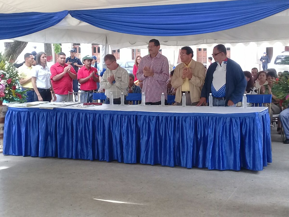 jlberroteran's tweet photo. Entrega de reconocimientos  a empleados y obreros de UNERG en día del trabajador  universitario. Hacía Universidad productiva e innovativa https://t.co/WrMANxec3A