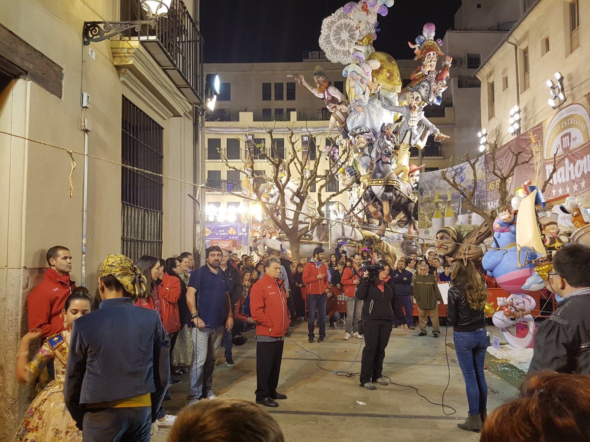 la8mediterraneo's tweet photo. Mientras tanto, nuestra compañera @RaquelGTamarit ya está preparada en la @FalladelPilar para contarnos la #cremà. #Fallas17TVM https://t.co/9cvfbqOcan