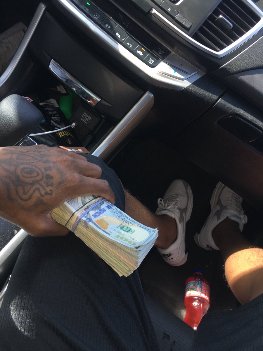 realsodabar's tweet photo. Chase a check , Never chase a Bitch ' #SundayFunday🤑 https://t.co/FY5mNBFYpr