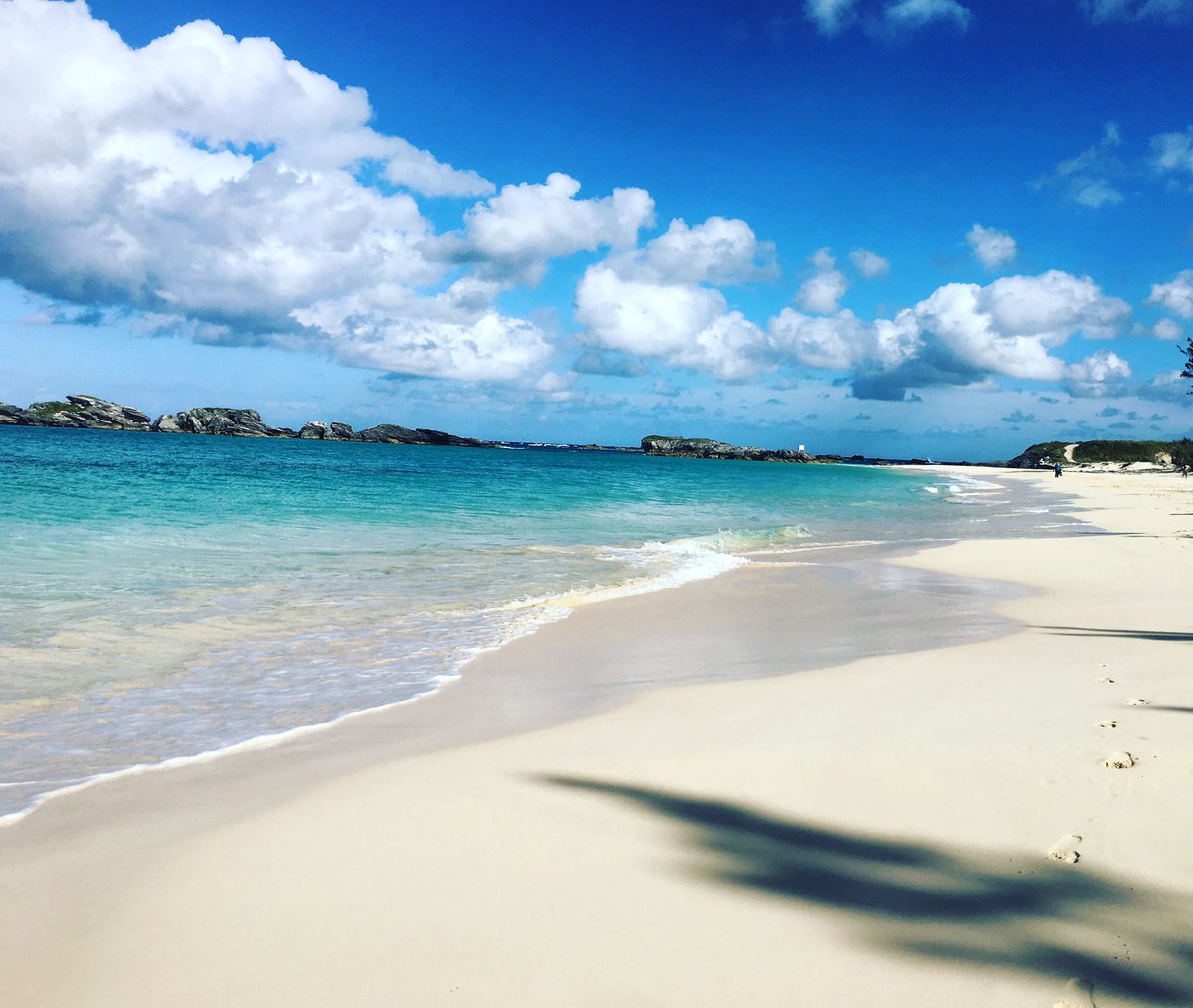 MacKinnonCarly's tweet photo. 👣 #BermudaTakeTwo #JobDone #TravelingViaWhistle #ImSomewhereOnABeach https://t.co/DV8Dq7IEMk