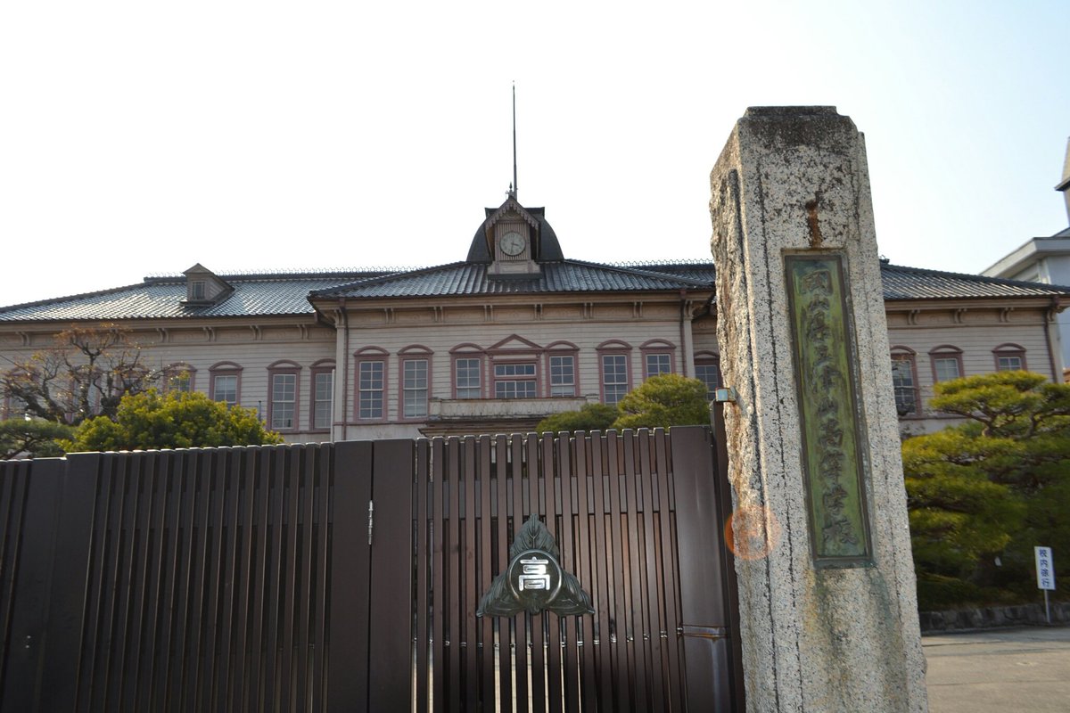 みやび ｒｘ ８ Mazda3 Sedan 岡山県津山市の スーパーサイエンスハイスクール校 津山中学校 津山高校 ノ 立派な建物です 岡山県津山市 津山中学校 津山高校 スーパーサイエンスハイスクール校