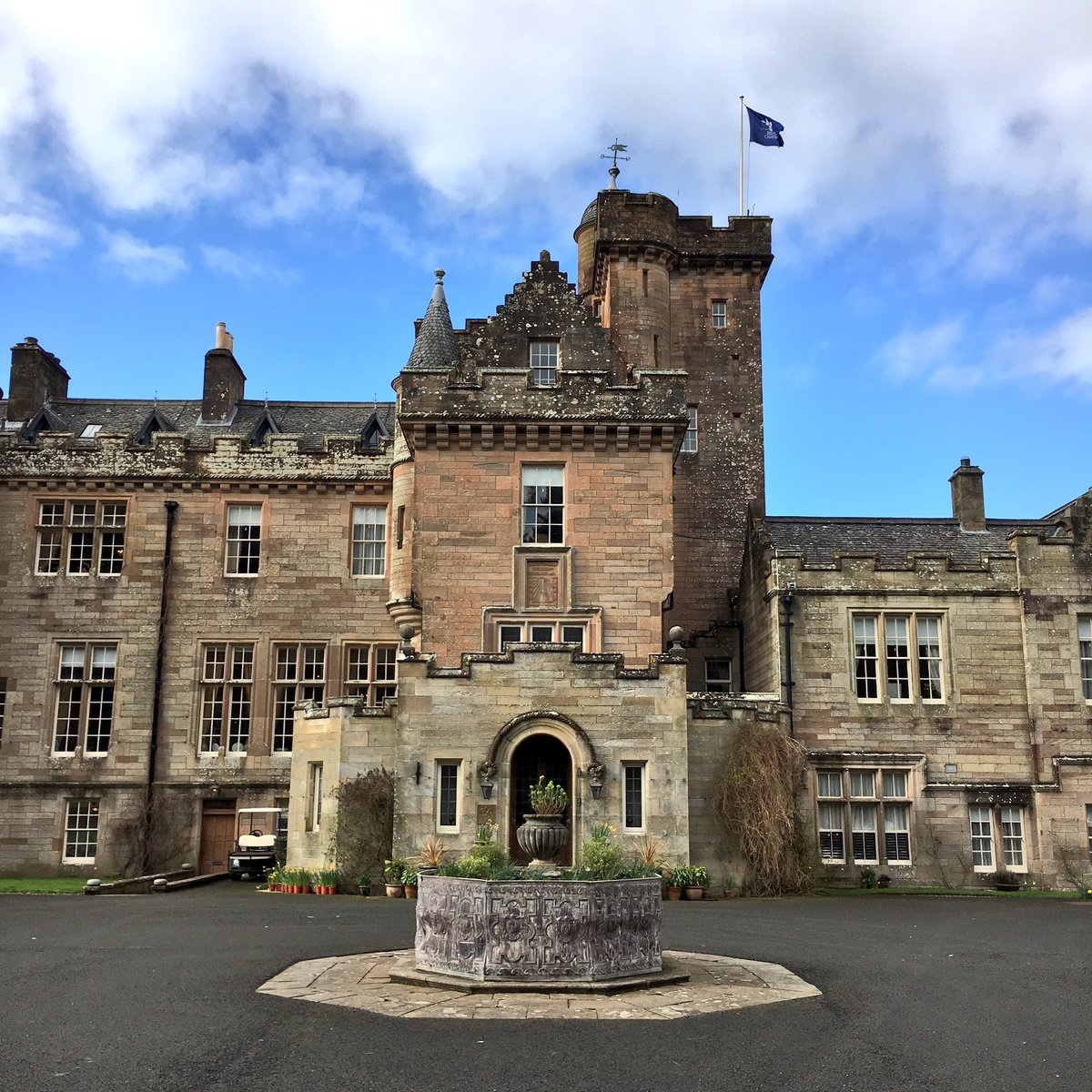 UKPicEditor's tweet photo. @GlenappCastle looking glorious in the afternoon sunshine #ayrshire coast #dreamcastles @RelaisChateaux #LpinScotland @LPTraveller https://t.co/dNSM2HQYgb