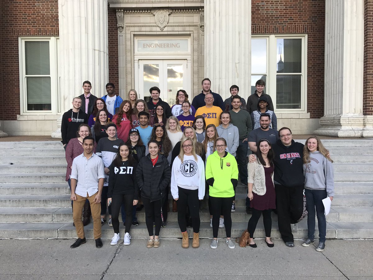 PhiSigmaPiUC's tweet photo. Big/Little Reveal today! #brotherhood #familytrees #phisigmapi https://t.co/Dn5jWLyXT0