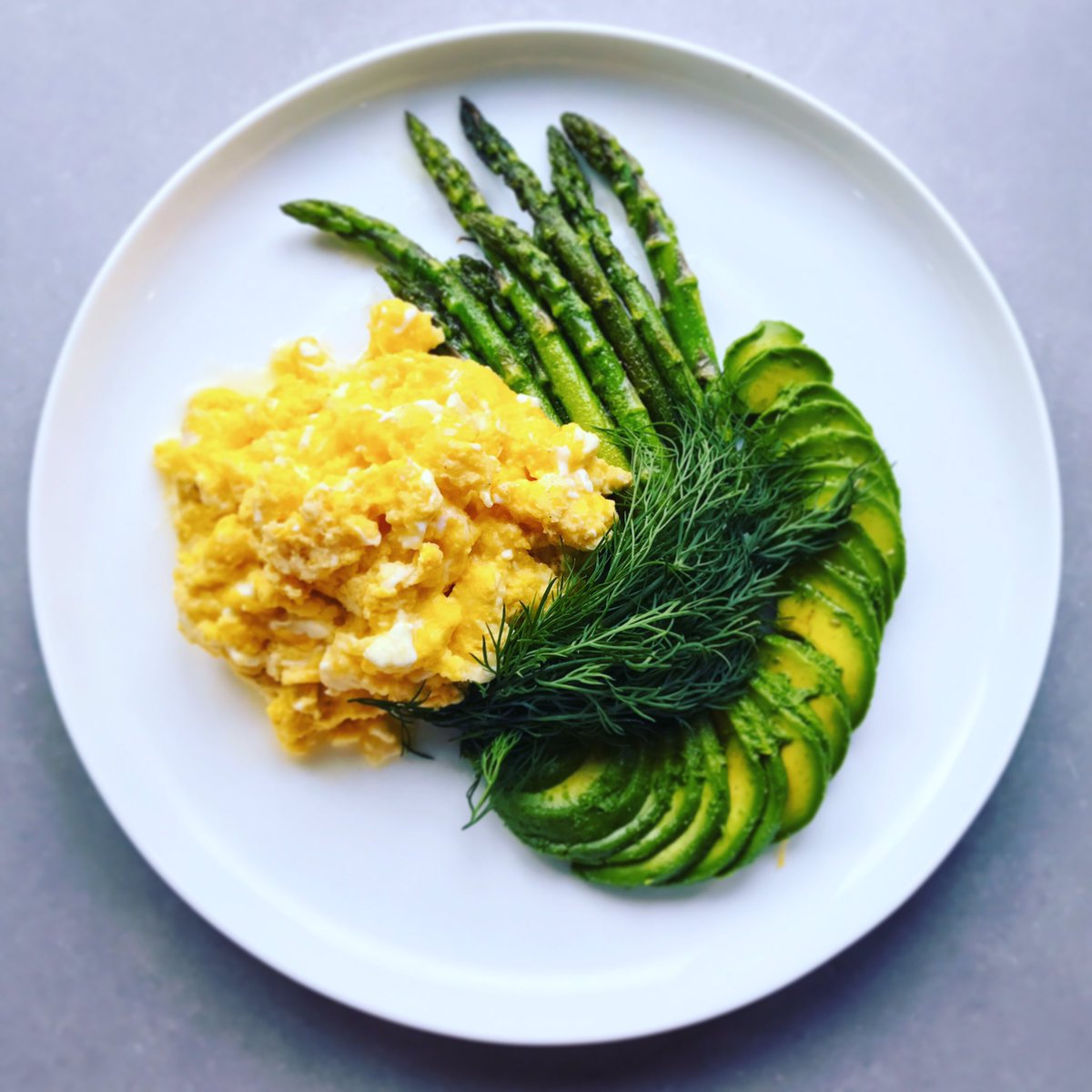 elena_jo_duggan's tweet image. #Keto friendly #breakie to fuel a busy brain day!

#cottagecheese #scrambledeggs #avocado #asparagus #dill