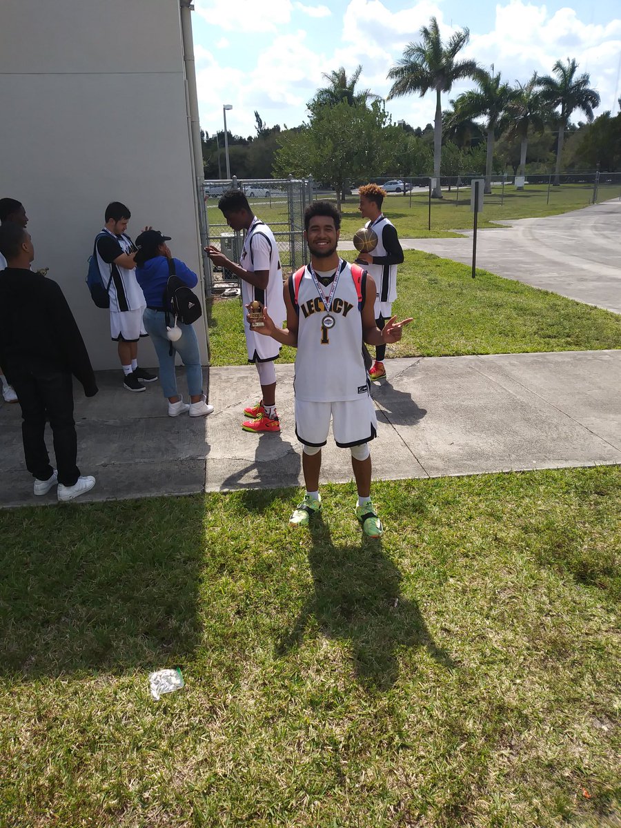 myles2rawttv's tweet photo. 1st place champs and got all tournament this weekend 🔥🏆🏀 https://t.co/lHqmQcypPa