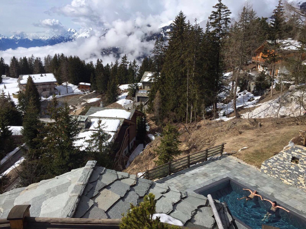 fabionovembre's tweet photo. Io e #CharleyVezza ci eravamo proposti di andare a sciare... ;))
#CransMontana @LeCranshotel https://t.co/SofpbyVl91