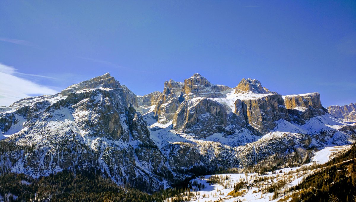 XPaavalix's tweet photo. Fantastic view from Rifugio Col Pradat. #colfosco #corvara #colpradat #badia #altabadia #DolomitiSuperSki #Dolomiti https://t.co/83F6NKlBFJ