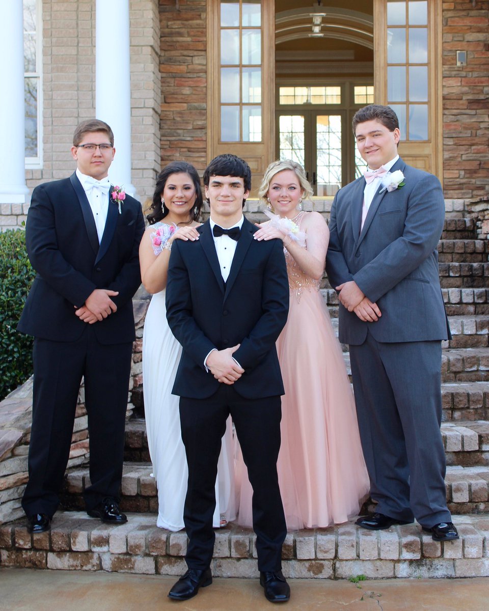 emilyyyclaire's tweet photo. Couldn't have asked for a better prom or better date @CaelyWilliams #twitterlessconnor https://t.co/b971L6ebbz