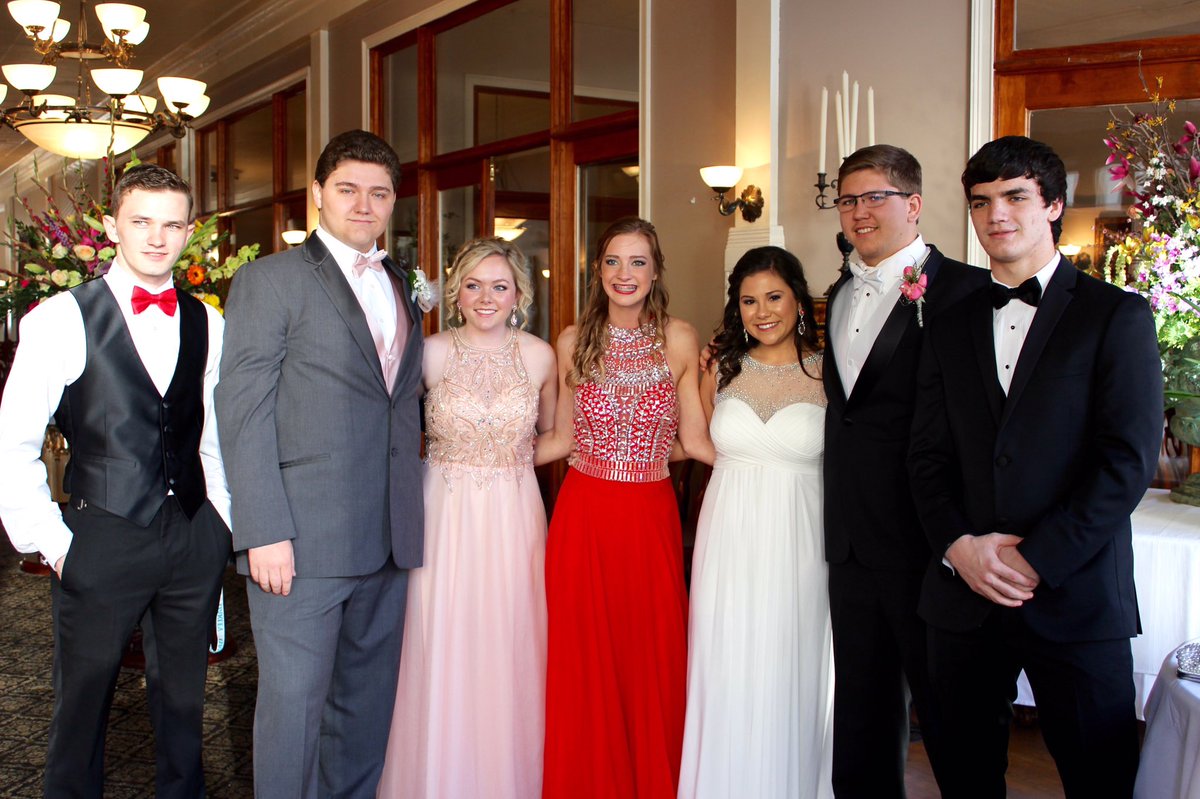 emilyyyclaire's tweet photo. Couldn't have asked for a better prom or better date @CaelyWilliams #twitterlessconnor https://t.co/b971L6ebbz