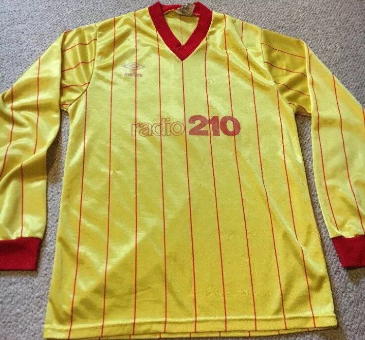 ReadingFCShirts's tweet photo. Classic old school #readingfc match shirt! #radio210 https://t.co/x4rA7VPbZQ https://t.co/KlAskMjQE4