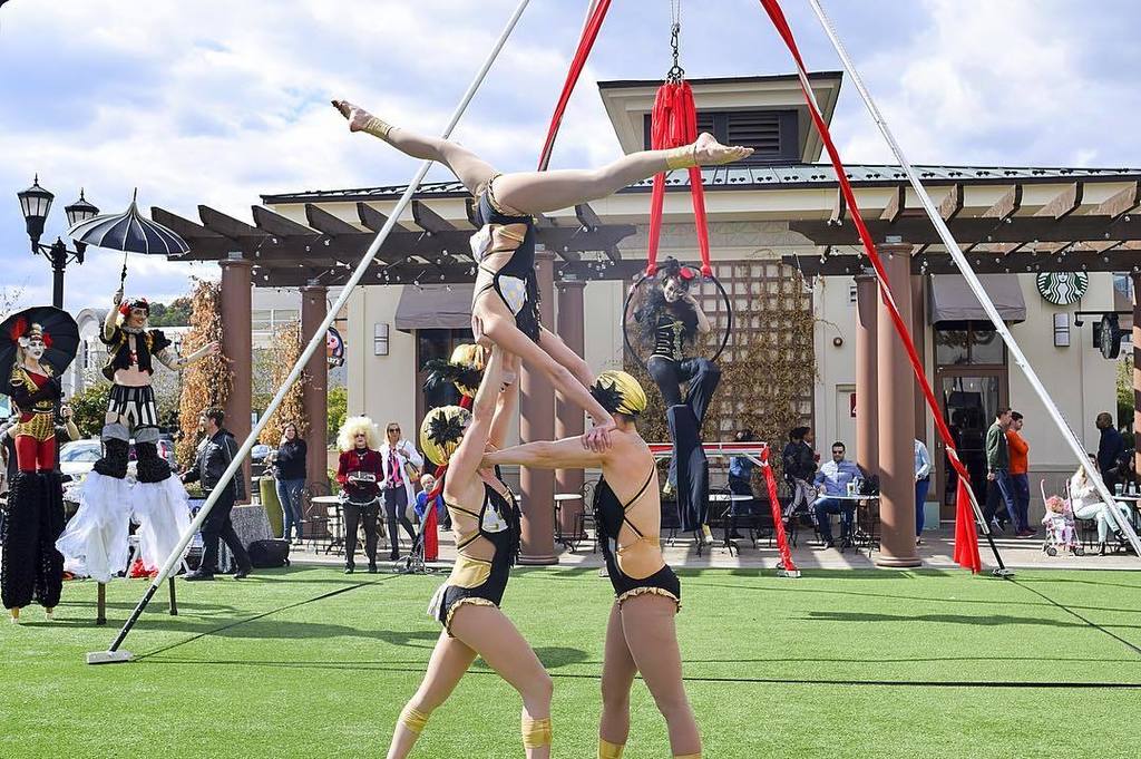 Just another day at #NorthHills! So much fun having <a href="/imaginecircus/">Imagine Circus</a> out on the #NHCommons! … ift.tt/2mKuVAu