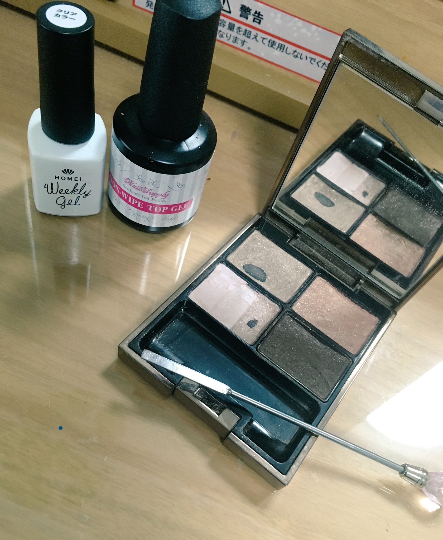 ゆき A Twitter ネイル 8年前に買ったlunasolのアイシャドウを捨てるつもりでしたが お気に入りだったのでジェルネイル にしてみました クリアジェルに砕いたアイシャドウを混ぜて アイシャドウでもいい色だったけどネイルにしたらもっといい色 T Co