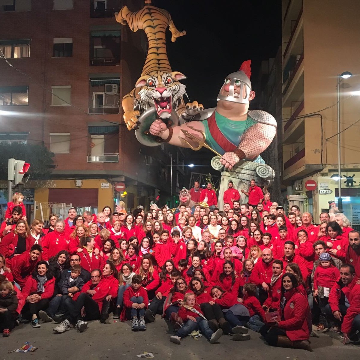 La verdadera imatge de la nit és esta. Bressol no és només una comissió fallera, és una família i com tota bona família no deixa d'aumentar🔴