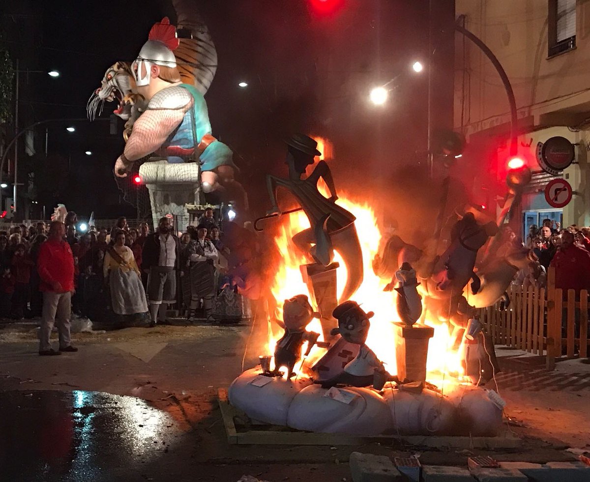 Este és el moment en el que el nostre monument infantil començava a cremar-se davant de la nostra comissió🔥🔴
#CremàInfantil #Falles2017
