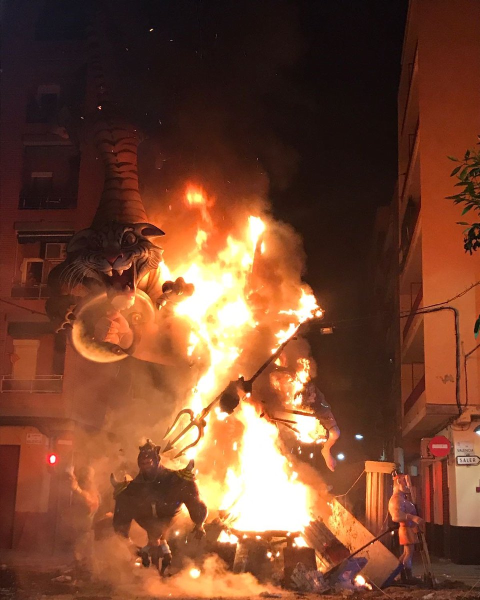 Este és el moment en el que la béstia, la millor falla de Sedaví, era envolta per les llames🔥🔴
#Cremà #Cremà2017 #Falles2017 #SomLaMareaRoja