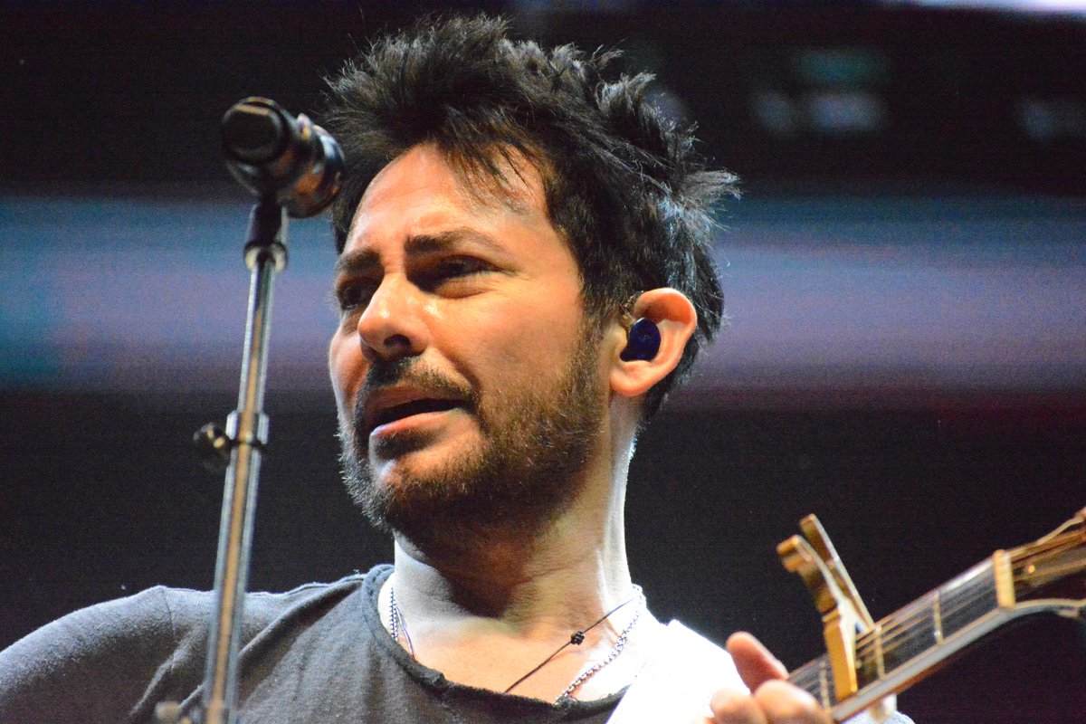 laconcemusical's tweet photo. Beto Cuevas, cómodo, conectadísimo con público que lo sigue y corea cada canción @RockEnConce. "Mi corazón late por ti", se escucha a mares https://t.co/GmAOmaka2W