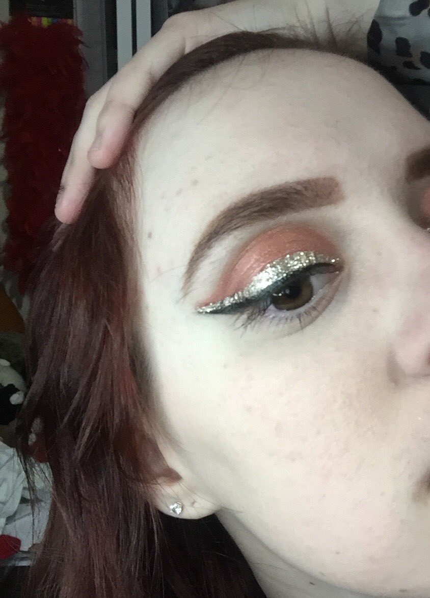 keepupwithkeck's tweet photo. My makeup from last night. 👄 #makeup #mymakeupwork #gold #glitter https://t.co/OrRfiMPcuD