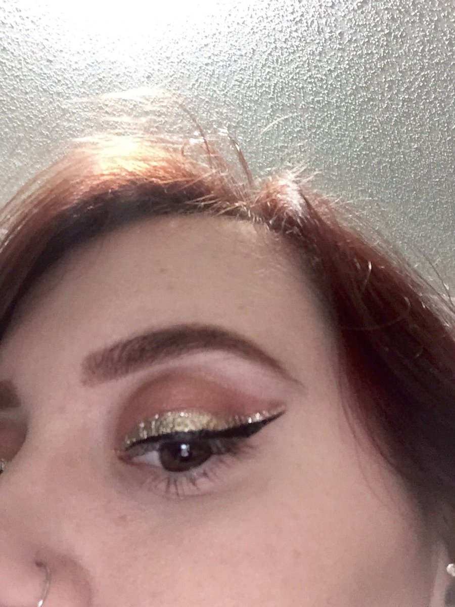keepupwithkeck's tweet photo. My makeup from last night. 👄 #makeup #mymakeupwork #gold #glitter https://t.co/OrRfiMPcuD