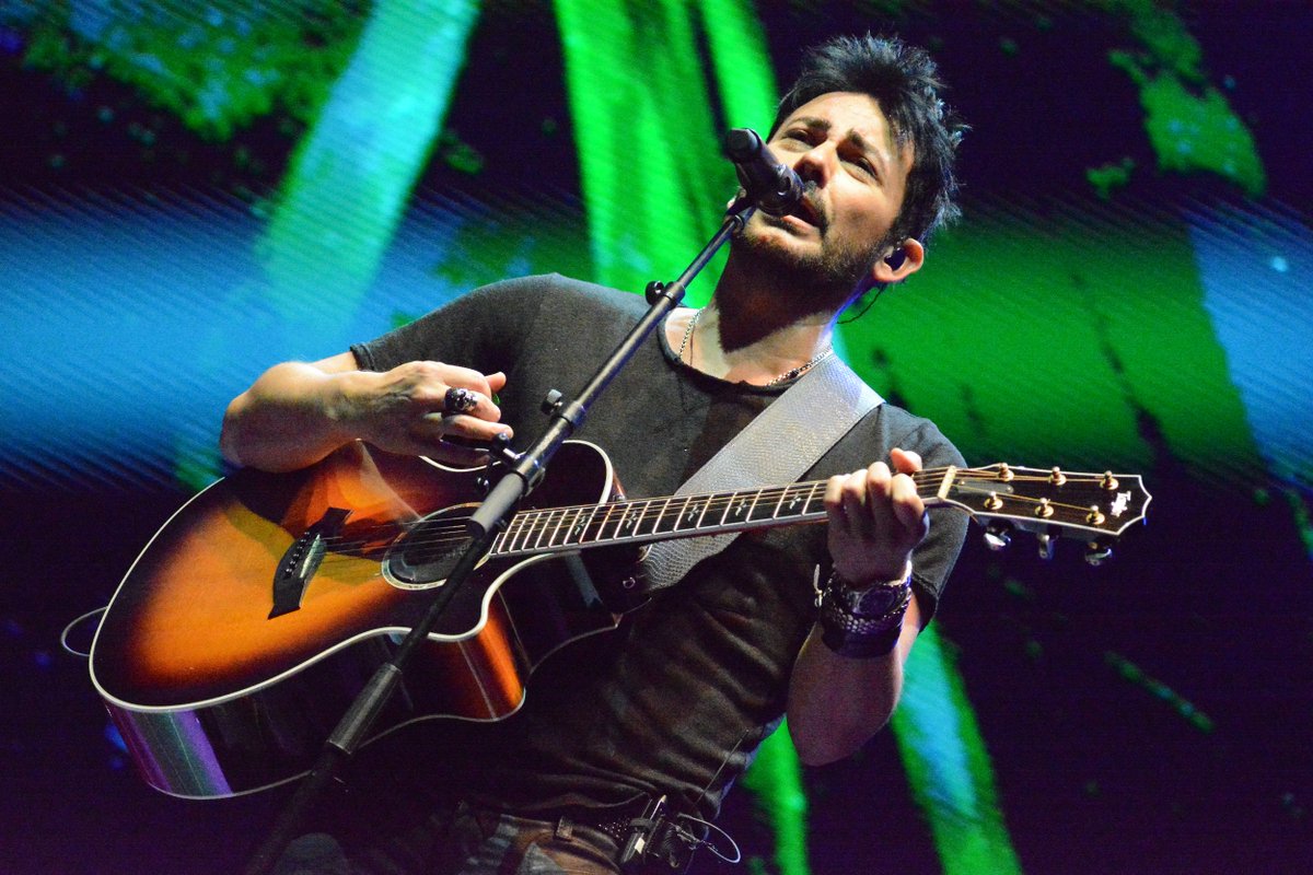 laconcemusical's tweet photo. Beto Cuevas saca bis @RockEnConce y se despacha dos clásicos La Ley: Aquí, Día cero. El pop referente de los 90 y 2000 prende los celulares https://t.co/f7r6MzK5z6