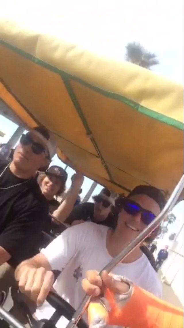 Ry_Olson432's tweet photo. Sick ass beach trip with all the homies🤙🏻 https://t.co/QL89rVEjmb