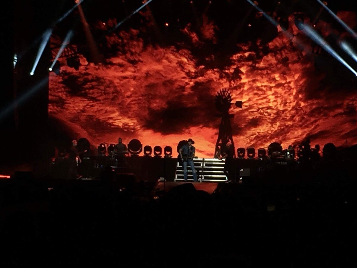 TCountrySource's tweet photo. The stage comes to life "Underneath the Amarillo Sky"! @Jason_Aldean @RunawayCountry #RunawayCountry2017 
Photo credit @nlghills https://t.co/0hkfGe0dHl