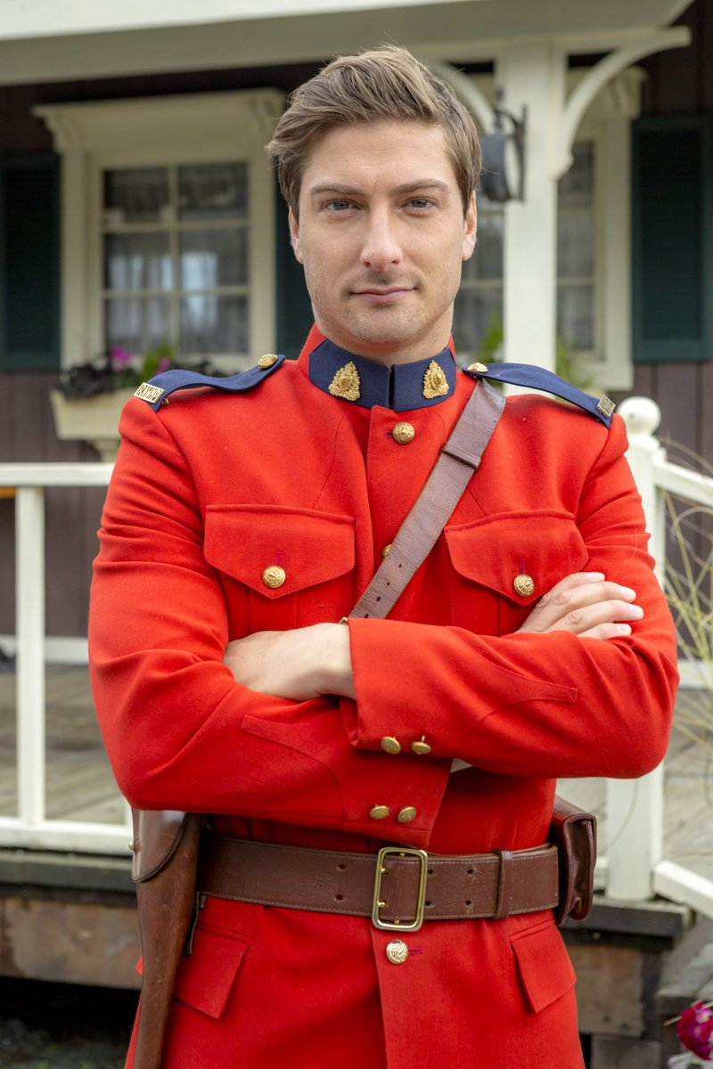 hallmarkchannel's tweet photo. We LOVE our Mountie! Who else loves how he stands up for Elizabeth? #Hearties https://t.co/2JLa9WpHEb