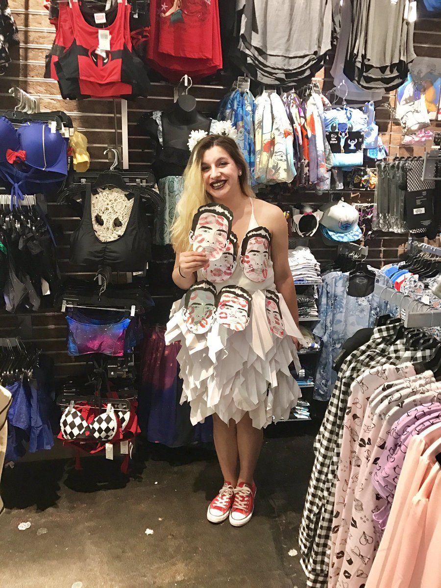 Priscilla99H's tweet photo. #PanicAtHotTopic #KROQSweeps The Lace Of Your Dress Tangles My Neck π€ https://t.co/BKu7jniiHj