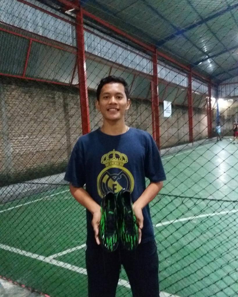 bobysembiring54's tweet photo. Pinjam foto ajaa sepatunya belum ada uang buat beli sepatu baru 😄👟👌
#BrothersFC #specsindonesia #lightspeed https://t.co/gTSrhZeJap