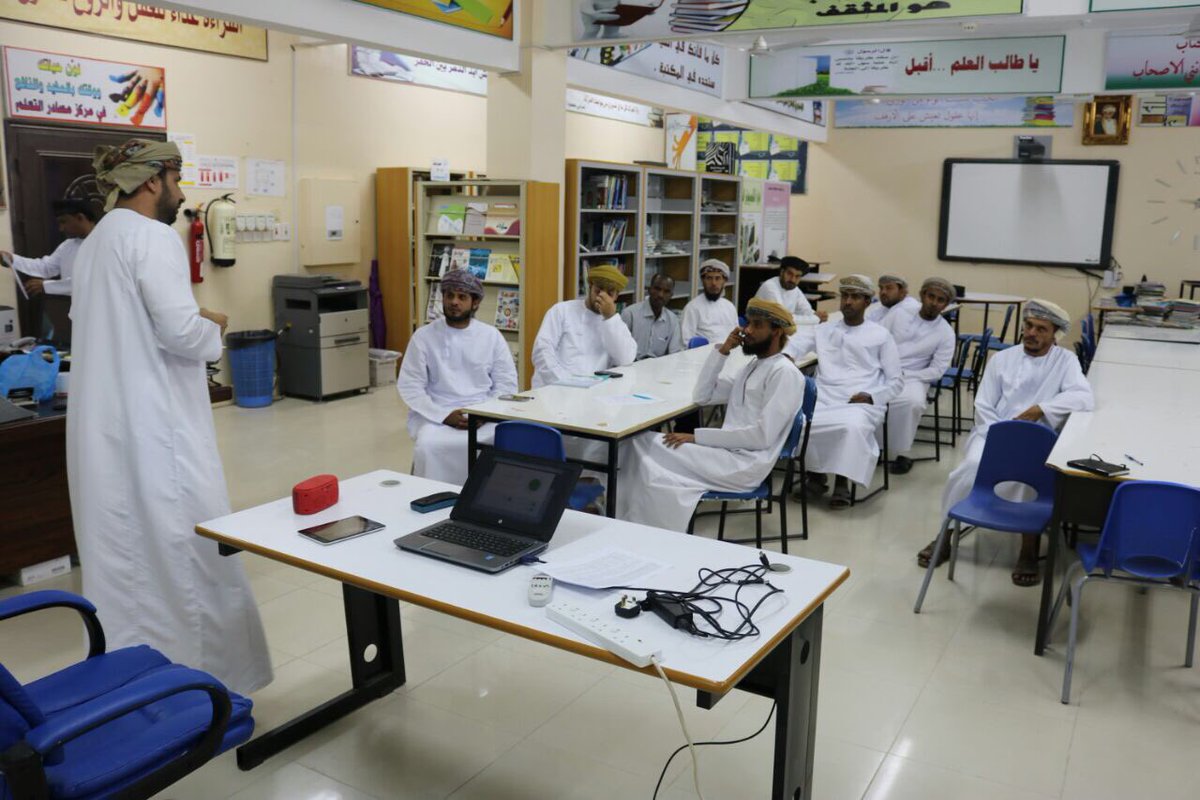 تحت إشراف الاستاذ / جمعه المقحوصي   
المعلم الاول في مادة الرياضيات نفذ الاستاذ احمد المشايخي ورقة عمل حول تفعيل التقنية الحديثة فالتعليم