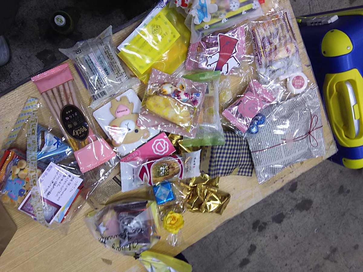 つかさ イベントお疲れさまでした サークルに足を運んでいただきありがとうございました クラモン大好きなので頭にのせれて嬉しかったです W 差し入れのお菓子もありがとうございました 次回も頑張ります