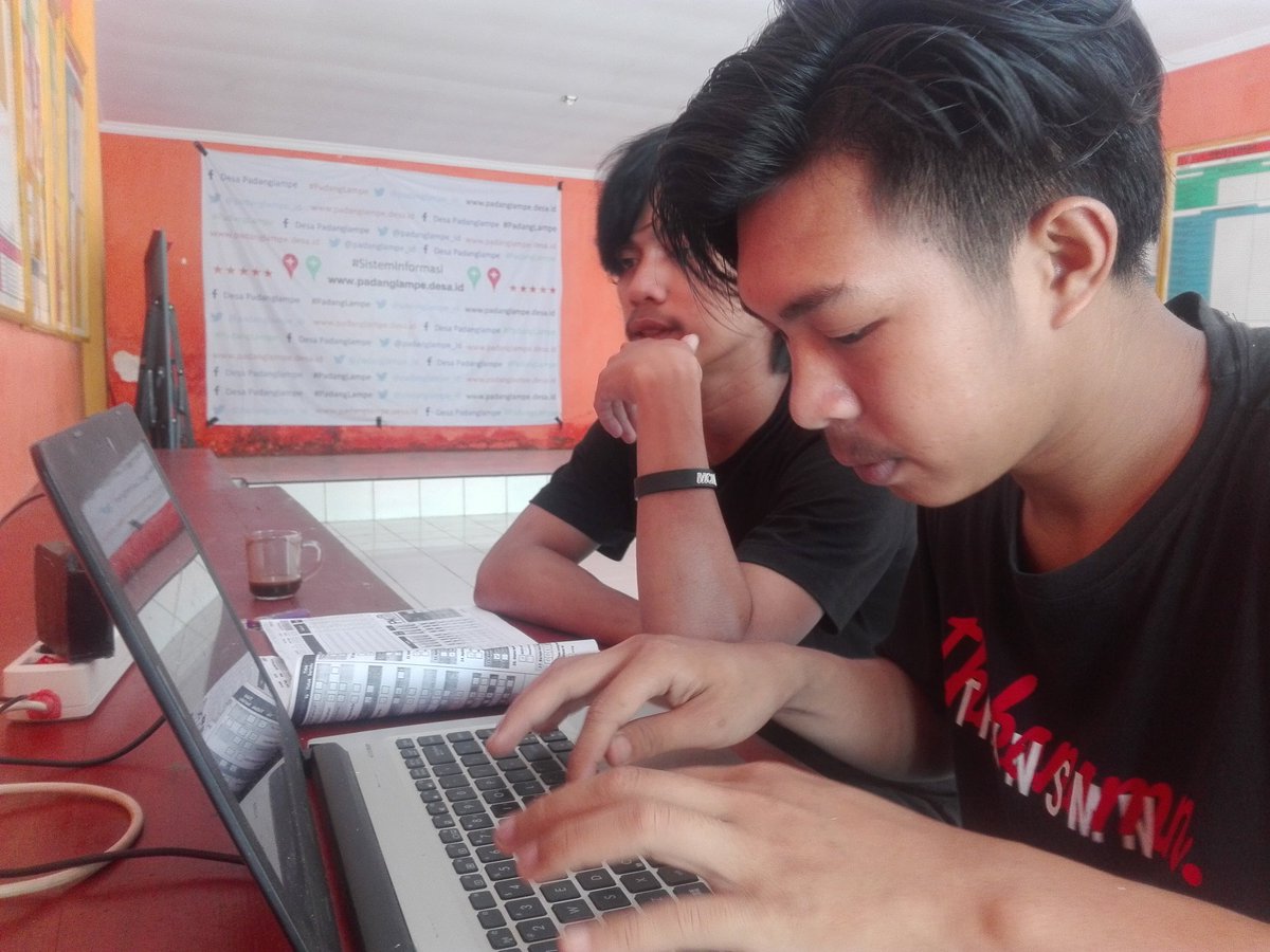 padanglampe_id's tweet photo. Proses updating data desa #sideka @imeilandi @PrakarsaDesa @KemenDesa @desa_panaikang @KSPgoid @yananoviadi @Apdesisulsel https://t.co/s3dkPFGSy6