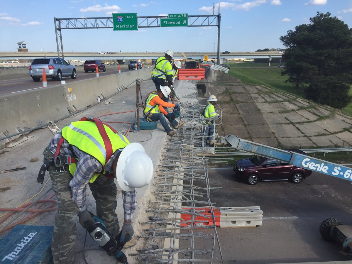 MississippiDOT's tweet photo. Crews worked through the weekend to remove & replace the damaged outside beam on the I-20 bridge over Hwy 49 in Rankin County. https://t.co/JVlpxbCKxs