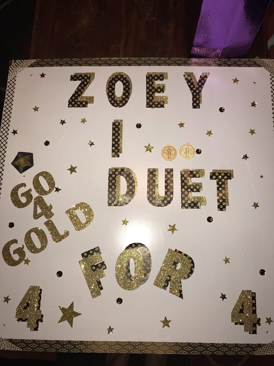 zooberr4's tweet photo. I think gold was an appropriate color choice for this year💖😜 https://t.co/lRrsmIk9yX