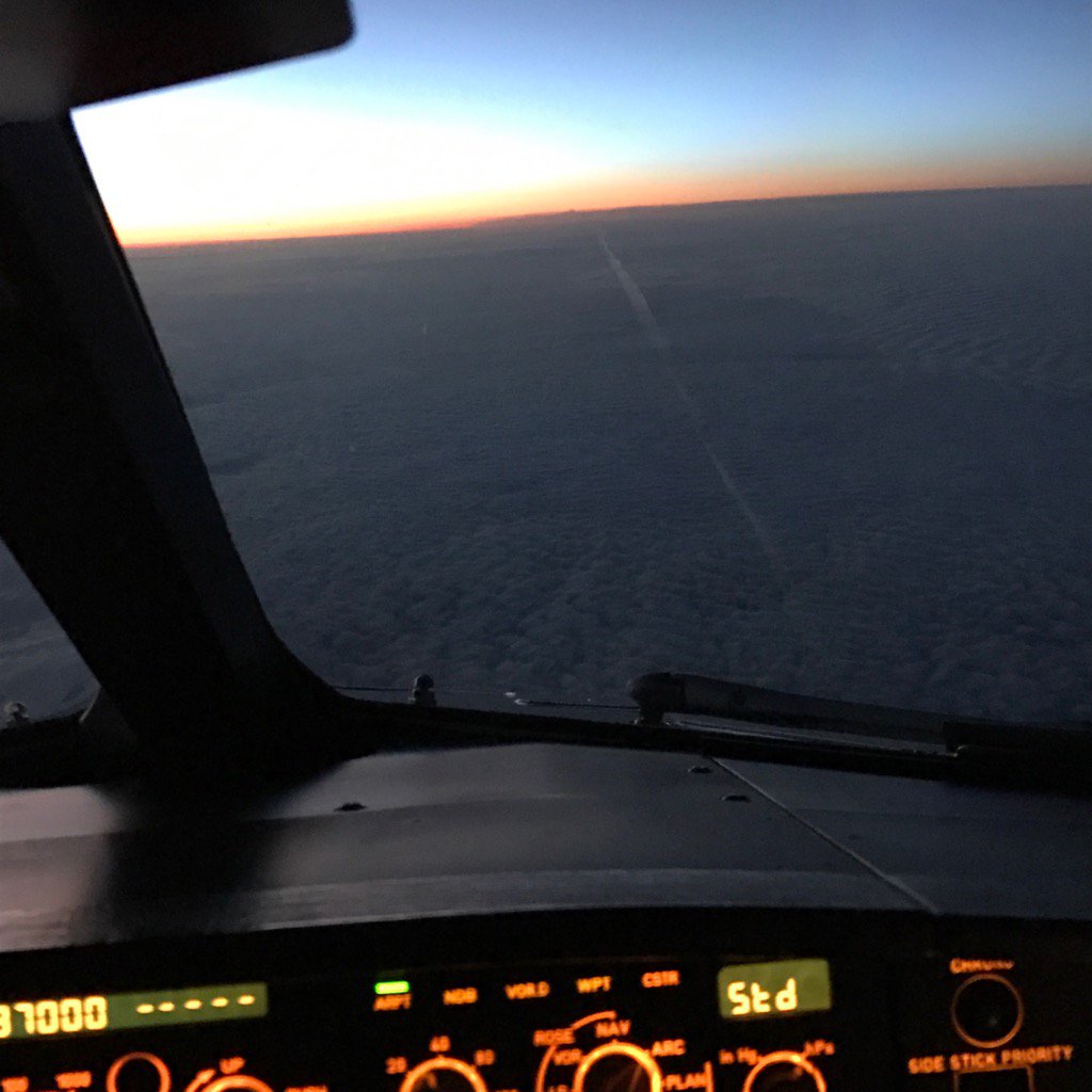 Skies129's tweet photo. Contrail
#cockpit #aviation #horizon #towardseast #sunrise #daybreaks #37000ft #samedestination https://t.co/QGtAkNuML5