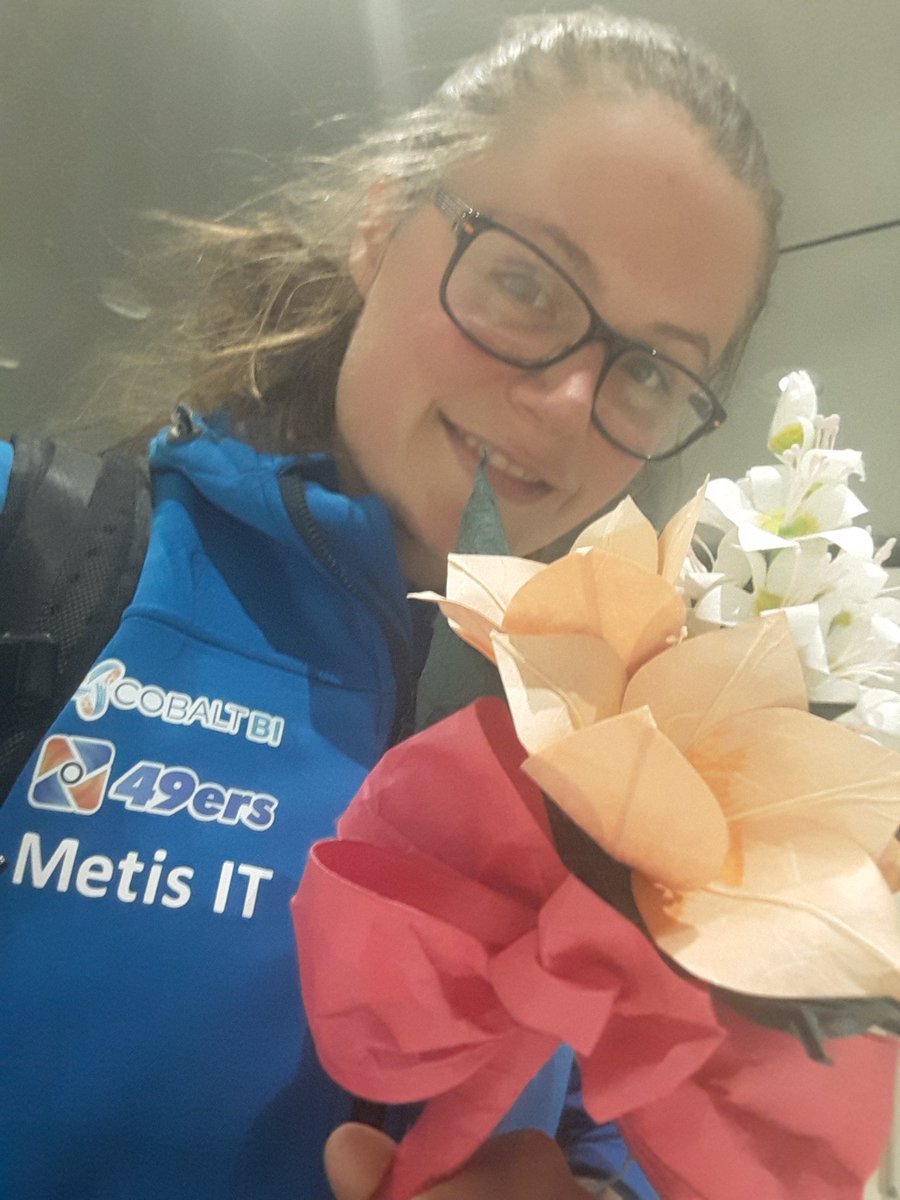 kimberleyb0s's tweet photo. Bedankt voor de aangename vlucht #KL856 @klm zelfs de bloemen zijn goed  overgekomen! #FlowerCeremony #FirstPodium https://t.co/5oQOLtPeMq