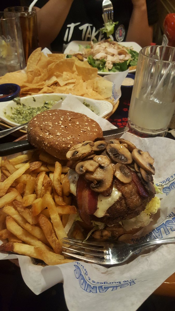 macerrr's tweet photo. Ucla won and the food was bomb! Beer too! #foodporn #tipsymacer https://t.co/TQzcefa0ss