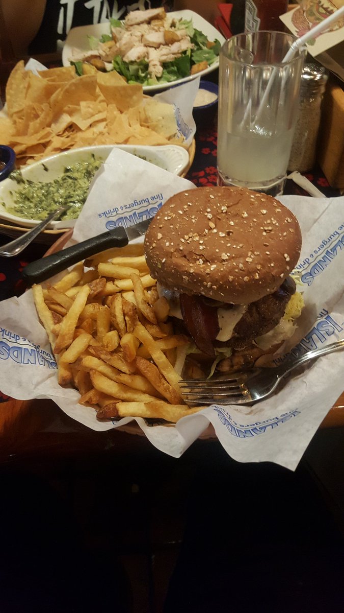 macerrr's tweet photo. Ucla won and the food was bomb! Beer too! #foodporn #tipsymacer https://t.co/TQzcefa0ss