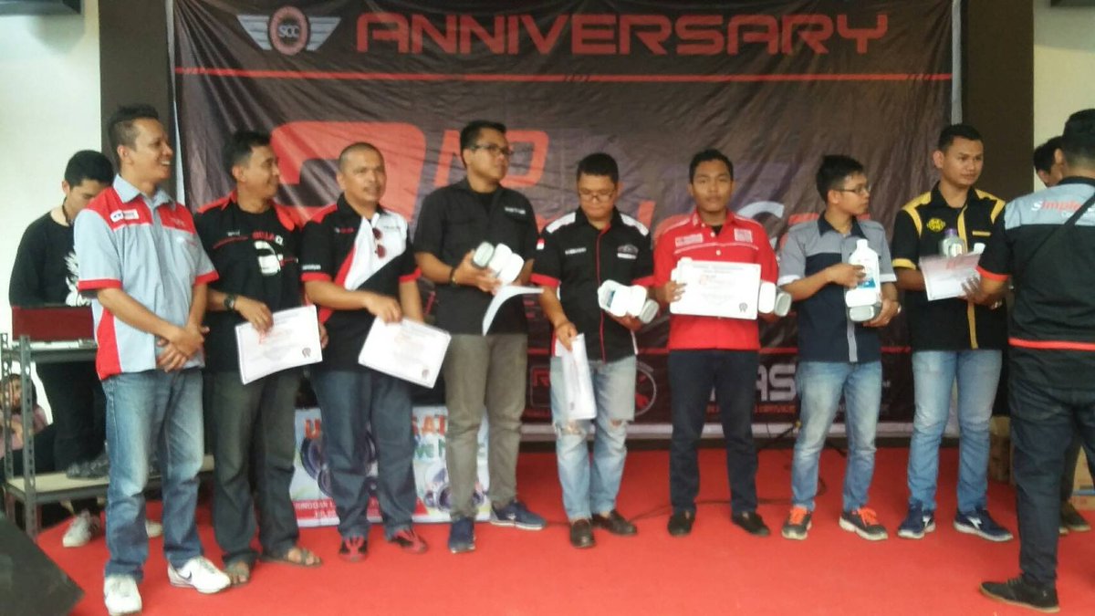 Penyerahan sertifikat &amp; souvenir kpd masing2 undangan
Anniv 2nd Simple Car Community (SCC)