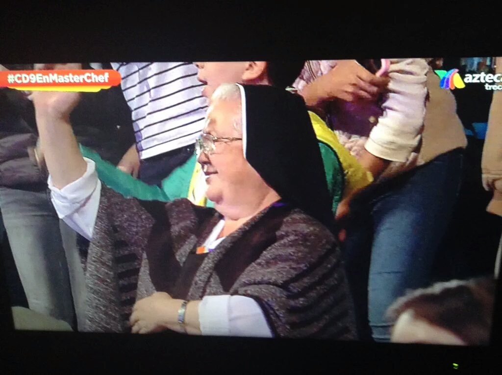 hongkshy's tweet image. Mi mama acompañandome a un concierto de @CD9 descripción gráfica #CD9EnMasterChef #MasterChefMx