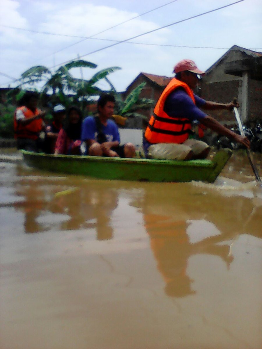 AlhudaVolunteer's tweet photo. Banjir Bandung Belum Usai,  Logistik Masih dibutuhkan. 

#PeduliBanjirBandung https://t.co/fAYLDoiZRk