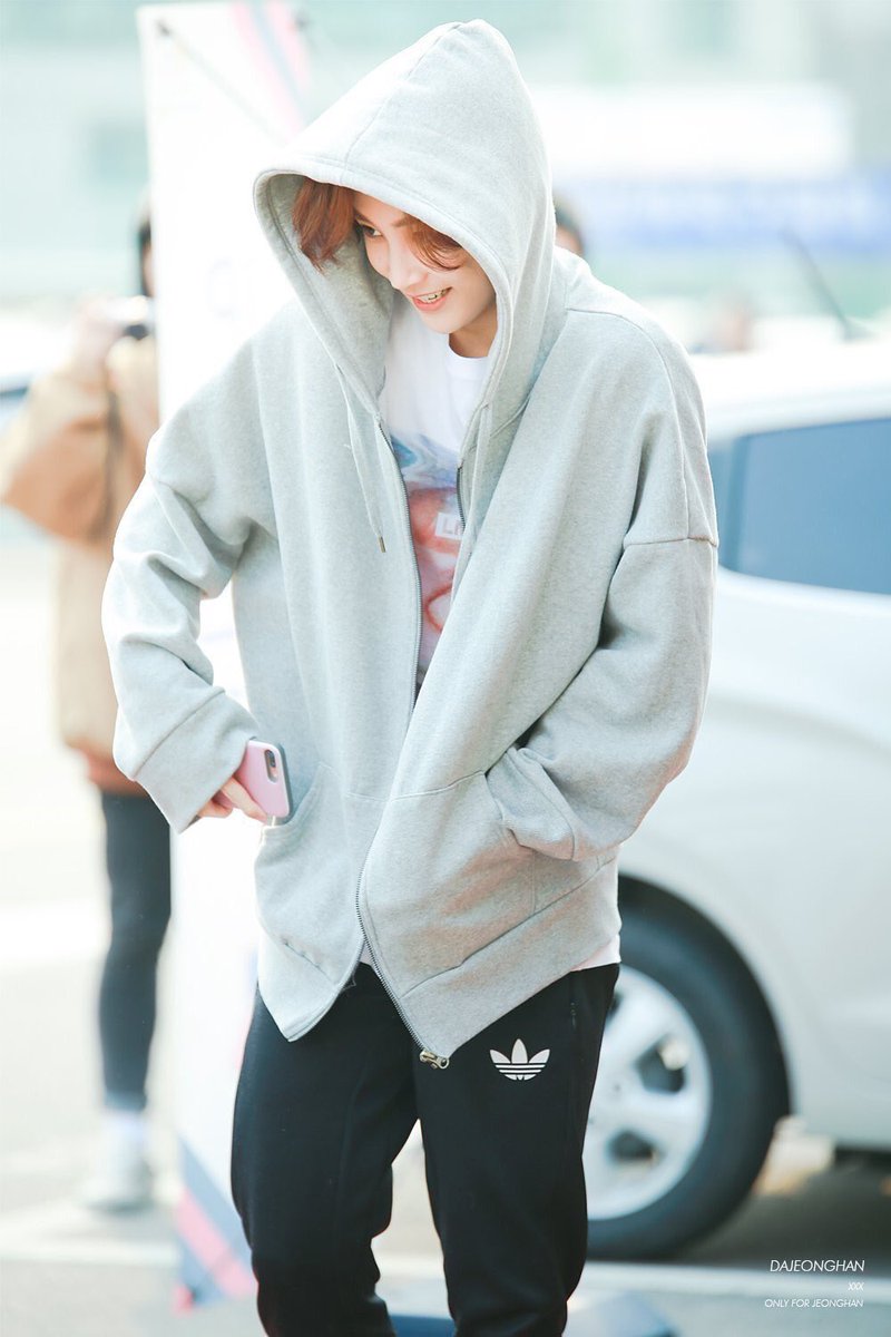 ただのジョンハン依存症 1枚目ジョンハンと2枚目ウジのパーカーってお揃いだよね そうだよね あれかな ハニの パーカー着て彼氏の服借りちゃいました的な だからそんなドヤ顔してるの 3枚目のやつは確実にジフンのパーカーだから同じパーカーを2枚 ただのジョンハン依存症 1枚目ジョンハンと2枚目ウジのパーカーってお揃いだよね そうだよね あれかな ハニの パーカー着て彼氏の服借りちゃいました的な だからそんなドヤ顔してるの 3枚目のやつは確実にジフンのパーカーだから同じパーカーを2枚