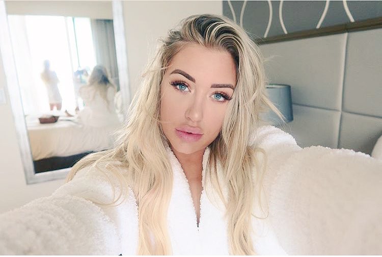 efffieltower's tweet photo. Hey guys I'm anna I'm single and I'm a really sweet girl I'm new to rp Retweet and favorite me please❤ https://t.co/4vRruJmVfg