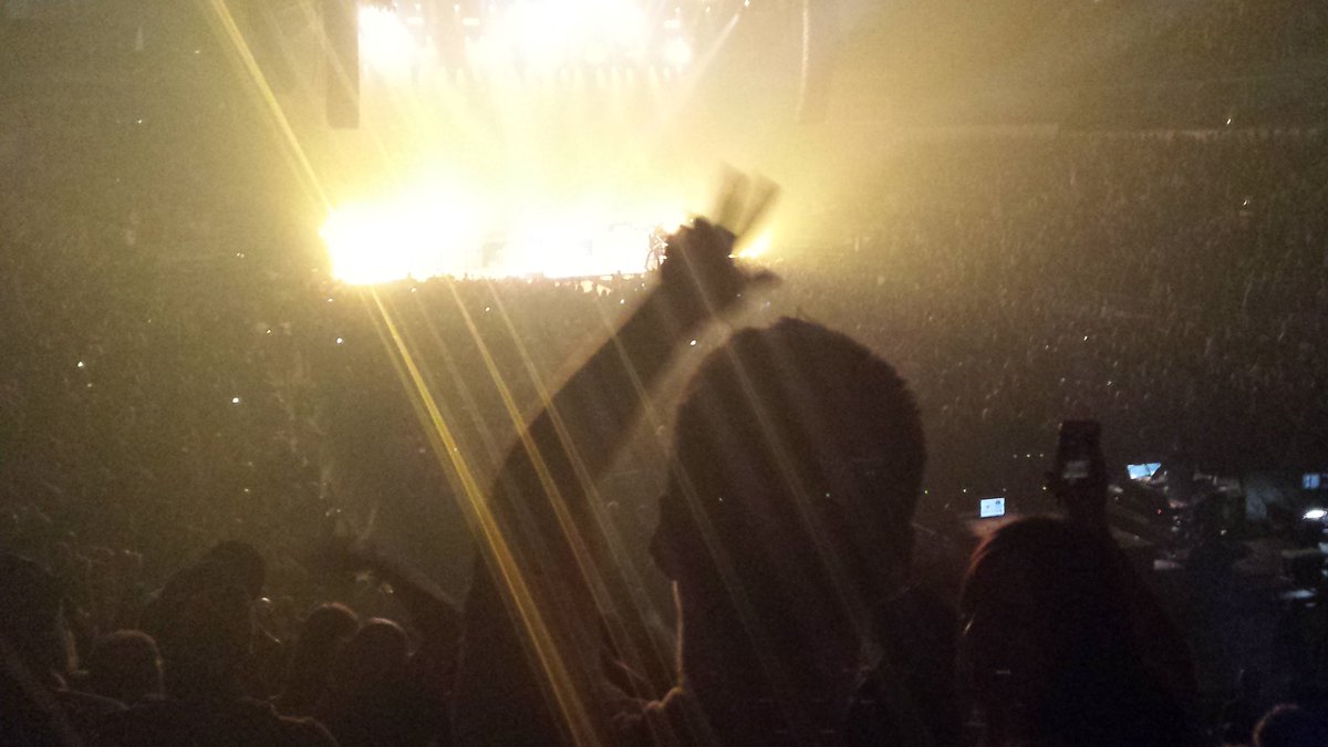 lowdca's tweet photo. Hey @FM96JimKelly win me dinner (on my fiancé) and deny this is you at the #GreenDay concert... #smileyface https://t.co/qKh1JTa2pS