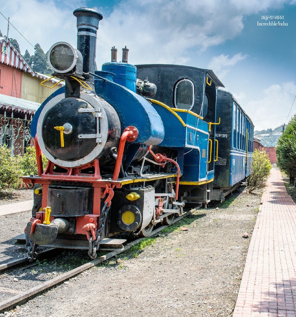 Take a trip with your family aboard the much-adored Toy Train &amp; be amazed by the unparalleled view of #Darjeeling. <a href="/TourismBengal/">West Bengal Tourism</a>