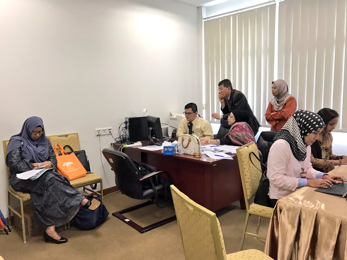 mpic_tweets's tweet photo. Headed by TKSU MPIC, Puan Zurina, #teamKomoditi is preparing the inputs for minister parliament winding up session. Wish them luck! https://t.co/21daXeSBwk
