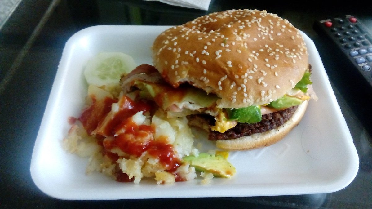 MonseSu2000's tweet image. #CD9EnMasterChef @MasterChefMx @CD9 
1- @MSabina_MCJR 
2- @soyalonsovillal 
3- @Michelle1_MCJR 
Megaburguer  😂😂