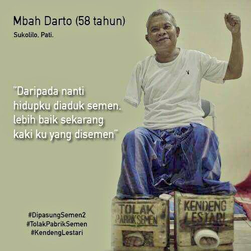 Dandhy_Laksono's tweet photo. Salah satu dari 50 petani yang sudah 8 hari melakukan aksi #DipasungSemen2 https://t.co/wHjV23MVSX