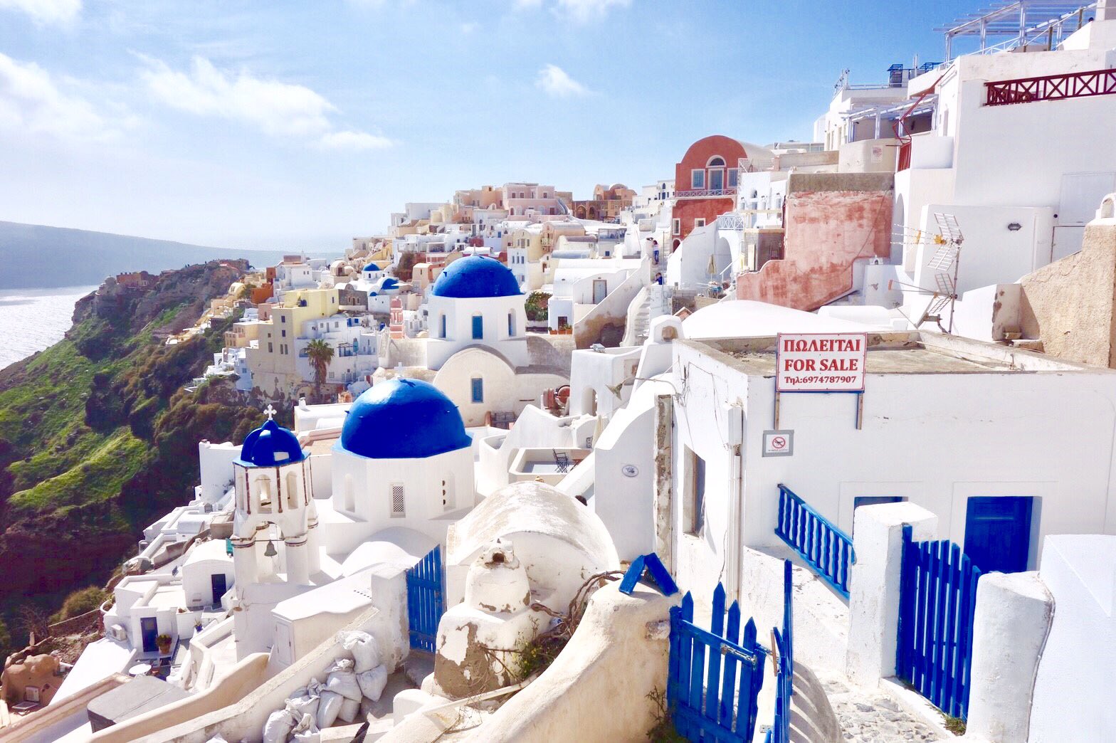 旅バカ 世界一周67ヶ国目 世界一周68日目 21ヶ国目ギリシャ エーゲ海に浮かぶ孤島 サントリーニ島で見た絶景 絶壁に建ち並ぶ おとぎ話のような白い街並み 青い屋根 あまりの美しさに 15分で端から端まで歩ける小さな街でしたが 6時間も